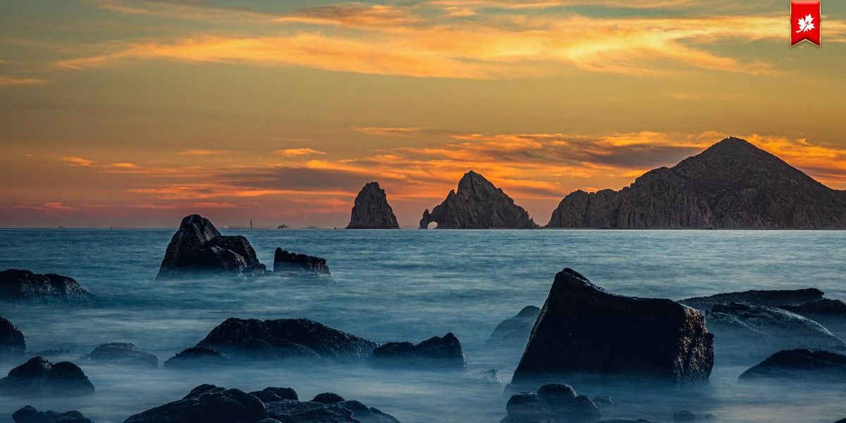 Sunset over sea rocks and the Land's End rock formations – airport transfer to Las Ventanas